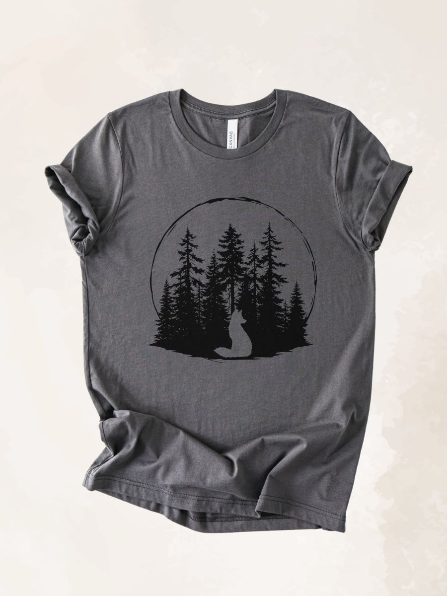 "Waldgefährte" - T-Shirt mit Fuchsmotiv im Wald - naturinspiriertes Design von SimpleLore