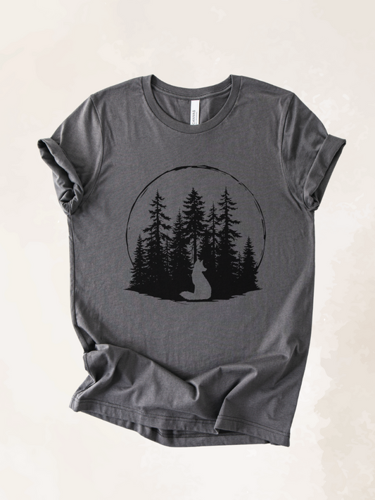 "Waldgefährte" - T-Shirt mit Fuchsmotiv im Wald - naturinspiriertes Design von SimpleLore