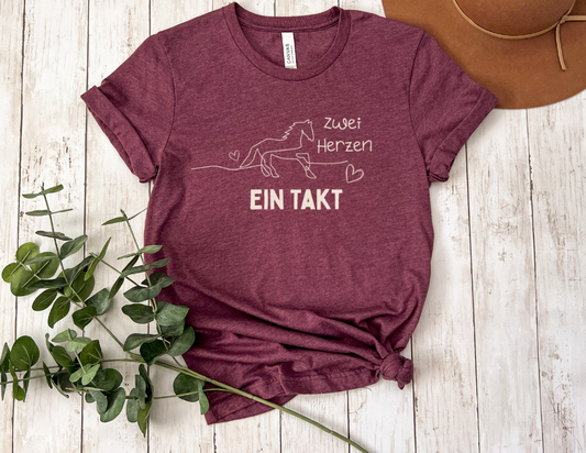 "zwei Herzen, ein Takt" - Damen T-Shirt mit Pferdeillustration - Design von SimpleLore